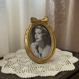 برواز ببيونة ذهبي